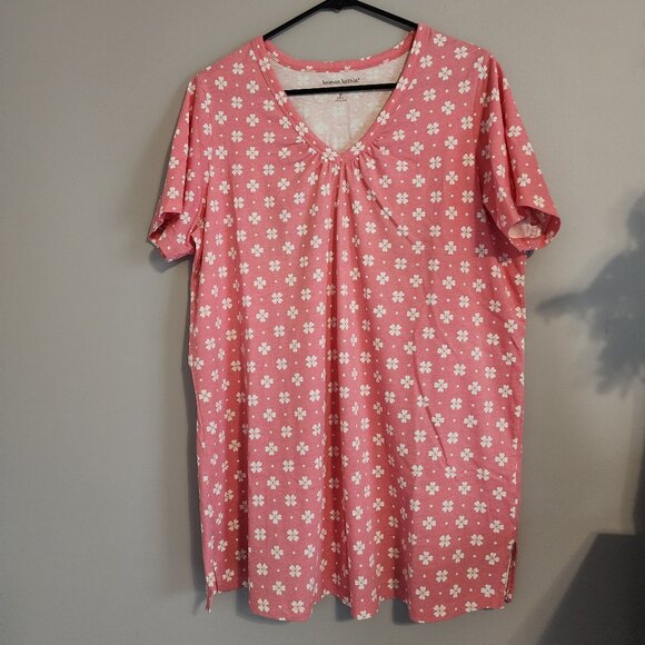 Woman Within Perfect Printed Short-Sleeve Shirred V-Neck Tunic, Size Medium - Picture 2 of 3